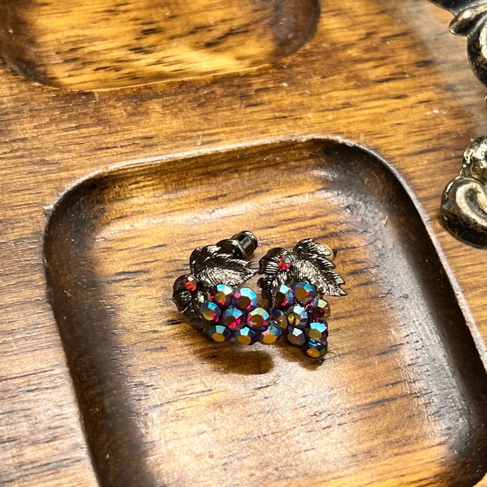 Vintage Brand Grape 🍇 Stud Earrings! - Picture 13 of 14